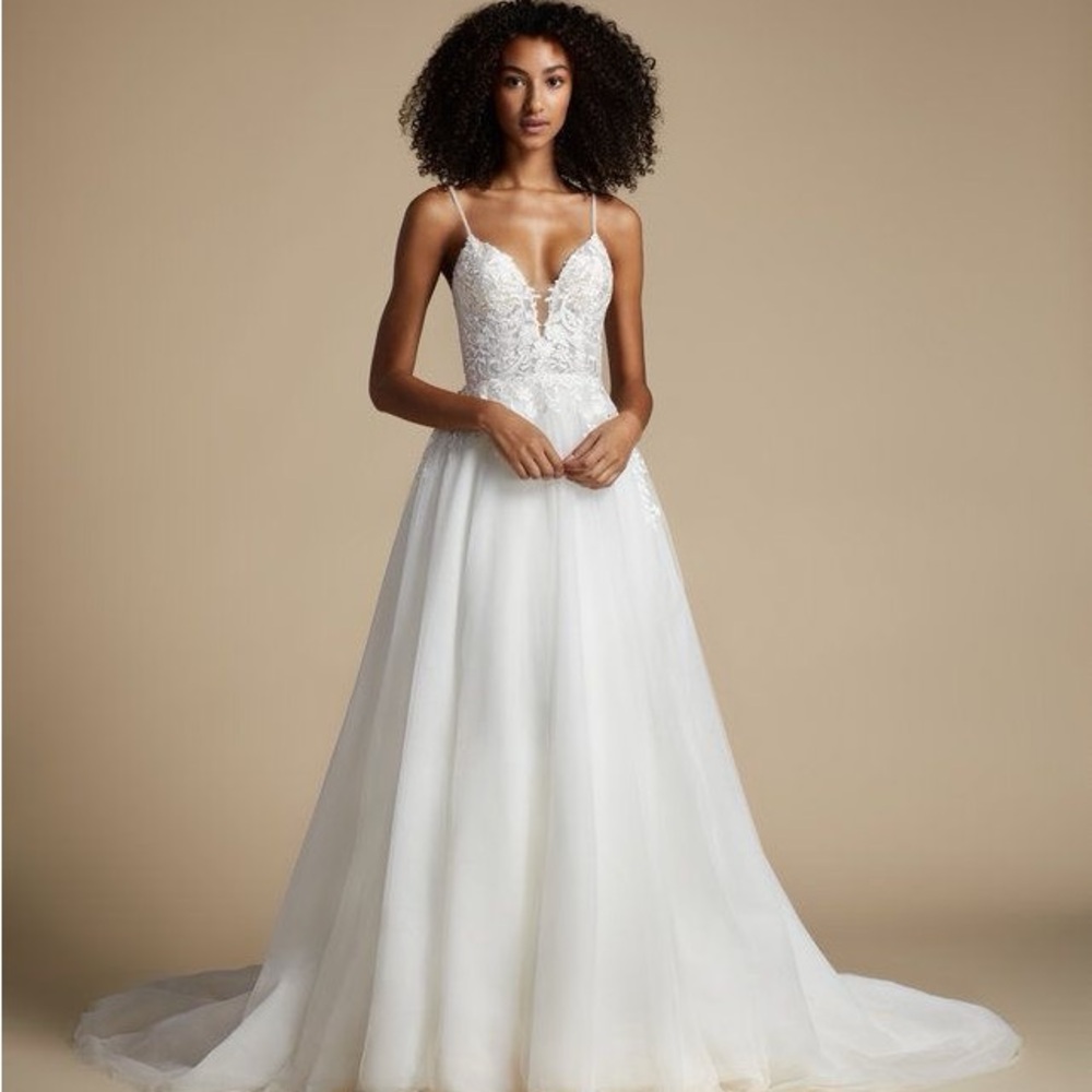 Elegant Lace Bodice Tulle Skirt A-Line Wedding Dress